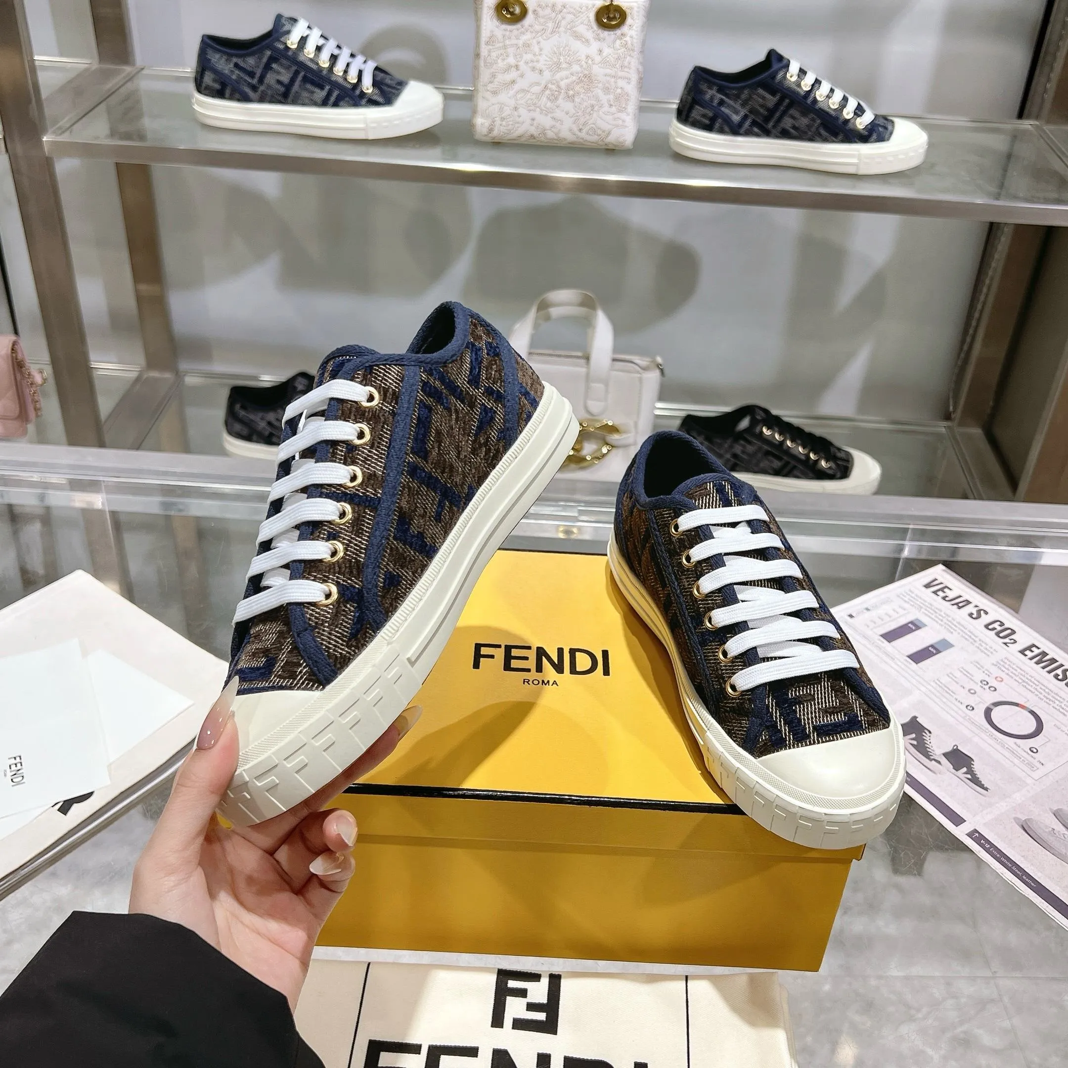 Couple style 💰460❤️Fendi Fendi's latest couple canvas shoes ❑ Fabric: Original customized imported jacquard canvas material ❑ Inner lining: Imported canvas material ❑ Sole: Original molded non-slip TPU outsole ❑ Bottom thickness: 2.5cm ❑ Size: Women's 35-40/Men's 39-45